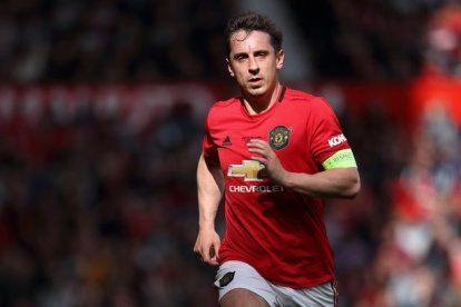 Gary Neville, quien fue capitán del Manchester United, propone terminar las ocho fechas restantes de la Premier League, fuera del Reino Unido.