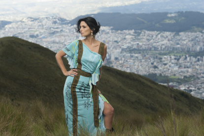 Determinada, busca desafíos, creando oportunidades en su campo. Ha trabajado desde los 17 años y lo ha hecho por gusto, necesidad y crecimiento personal”.