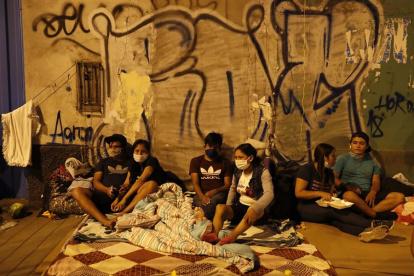 Pobladores de la la amazonía peruana, acampan en una avenida de Lima, esperan que el Gobierno autorice su retorno a su hogar. La cuarentena obligatoria, desde el 16 de marzo, continuará hasta al menos el 10 de mayo.