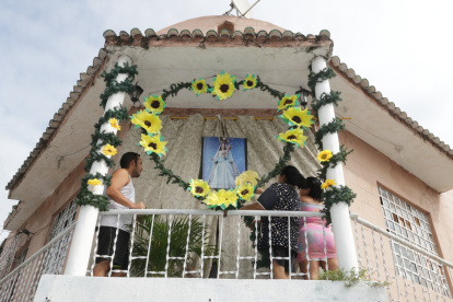 Fe. Diversas familias decoraron sus ventanas y balcones con la imagen religiosa.