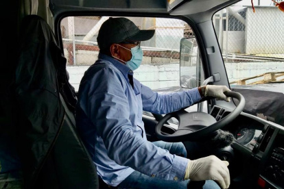 Norge Rivas, transportista, quien realiza viajes todos los días.