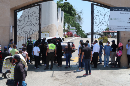 Un grupo de personas fuera del cementerio Jardínes de Esperanzas, durante los días que esperaban cupo para los entierros y otros preguntando si el cuerpo de su familiar estaba allí.