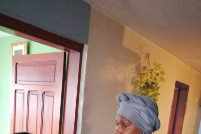 Aplicación. María Eugenia aplica sobre el cuerpo de la paciente las hierbas medicinales previamente molidas y fermentadas