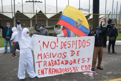 Pocos trabajadores salieron a los plantones que fueron convocados por parte de las organizaciones que conforman el Frente Unitario de los Trabajadores (FUT). En la foto, los de Concentración Deportiva de Pichincha se reunieron en los alrededores del Coliseo Rumiñahui para protestar por los despidos de 60  compañeros.