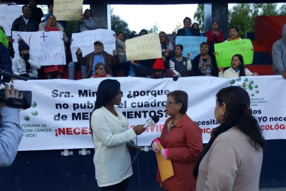Foto referencial. Francisca Reinoso, vocera de la Fundación Esperanza y Vida, una de las veces en que pedía medicina para el cáncer.