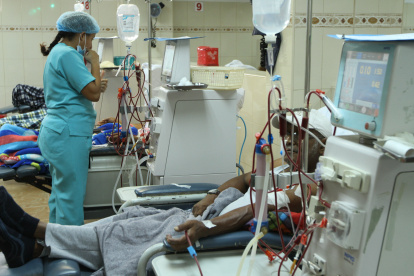 Un grupo de pacientes se realizan las hemodiálisis.