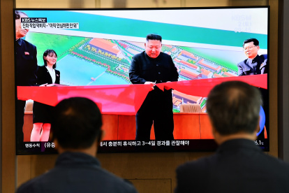 People watch a television news screen showing a picture of North Korean leader Kim Jong Un attending a ceremony to mark the completion of Sunchon phosphatic fertiliser factory, at a railway station in Seoul on May 2, 2020. - North Korea"s Kim Jong Un has made his first public appearance in nearly three weeks, state media reported on May 2, following intense speculation that the leader of the nuclear-armed nation was seriously ill or possibly dead. (Photo by Jung Yeon-je / AFP)