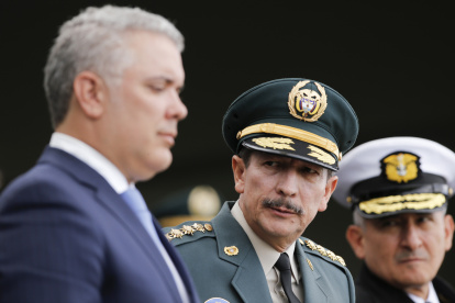 El saliente comandante del Ejército de Colombia, general Nicacio Martínez (c) y el presidente Iván Duque (i) participan en la ceremonia donde recibió el cargo el general Eduardo Zapateiro, este lunes en la Escuela Militar José María Córdova, en Bogotá (Colombia). El general Zapateiro releva en el cargo al general Nicacio Martínez. EFE/ Juan Páez