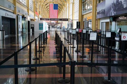 EE. UU. Una vista casi vacía se ve en el aeropuerto Ronald Reagan.