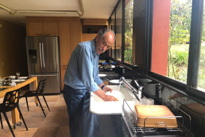 El también empresario pasa sus días de confinamiento junto a su esposa, en su finca de Puembo, cerca de Quito.