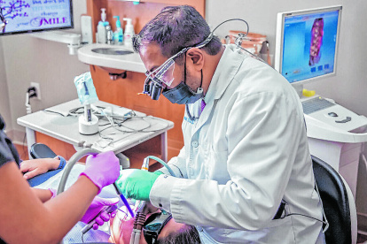 Además de reforzar las medidas de bioseguridad, los odontólogos plantean la reducción en el número de pacientes que tratan a diario y el ozono para la limpieza del consultorio.