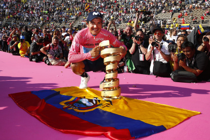 Richard Carapaz tenía programado poner nuevamente el nombre de Ecuador en la palestra mundial, ahora con nuevo equipo.
