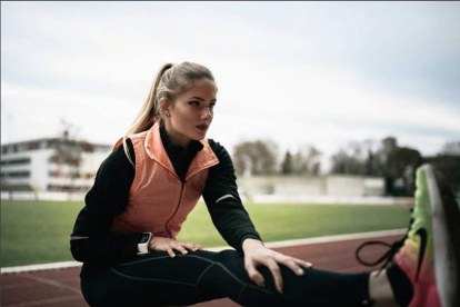 La velocista Alica Schmidt destaca no solo por su destreza en la pista, sino también por su belleza.