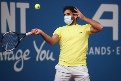 Benjamin Hassan disputa un torneo amistoso con la precaución de la mascarilla.
