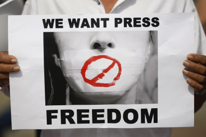 Periodistas, camarógrafos y fotoperiodistas protestaron ayer en Cali para exigir libertad de prensa.