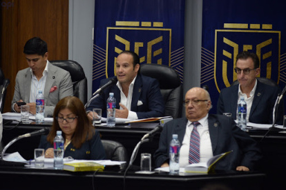 Poco tiempo duró la tan anunciada unidad de la nueva dirigencia del fútbol ecuatoriano.