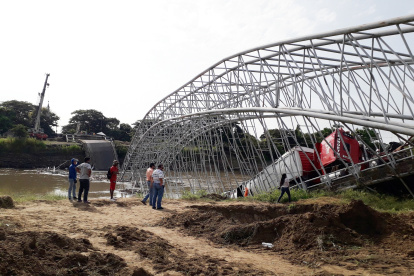 Los comuneros han sufrido los estragos tras la caída del puente de Colimes.