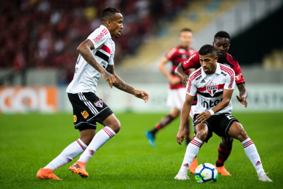 Aunque no ha tenido la continuidad deseada en Sao Paulo, Joao Rojas (d) sigue en planes de ese club.