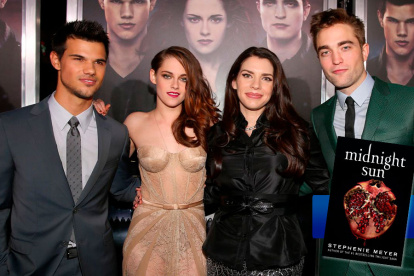 Stephanie Meyer junto al elenco principal de las películas en la alfombra roja de Breaking Dawn.