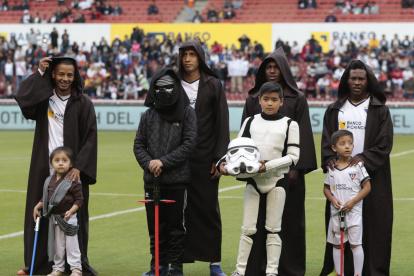 Liga de Quito recordó su festejo con disfraces y juguetes.