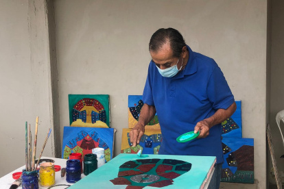 Arte. El artista y escultor Manuel Velasteguí crea con material reciclado.