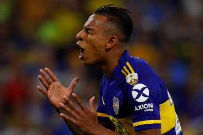 Sebastián Villa, extremo de Boca Juniors, ha sido denuncia por su exnovia por maltratos físicos.