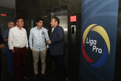Jaime Estrada (centro) y Francisco Egas (derecha) pugnan por la presidencia de la Federación Ecuatoriana de Fútbol