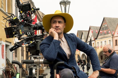 El director, conocido por su especial estético y sentido del humor, dirigirá la nuesta historia de la saga galáctica.