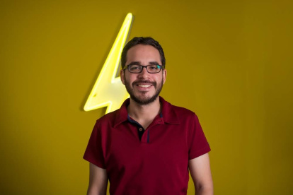 El artista tiene una agencia digital llamada Cafeína y maneja las marcas de algunas empresas.