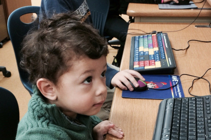 No utilizar computadoras ni teléfonos en la hora anterior a dormir. La luz de estas pantallas genera insomnio.