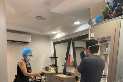 Los negocios se preparan para volver a atender a sus clientes con estrictas normas de seguridad.