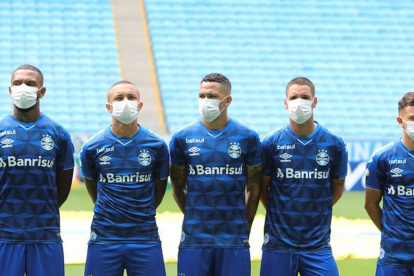 En algunos países europeos el uso de la mascarilla se plentea como una opción para volver a las canchas.