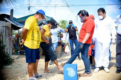 El ministro de Inclusión Económica, Iván Granda, entregó canastas de alimentos a poblaciones de escasos recursos. La actividad se exhibió en redes sociales