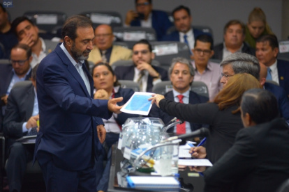 Nassib Neme (i) presidente de Emelec, fue quien firmó la carta en mención.