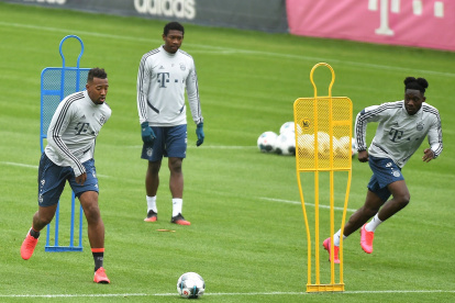 Jerome Boateng (i), David Alaba (c) y Alphonso Davies (d) durante el entrenamiento del Bayern de Múnich este martes 5 de mayo.