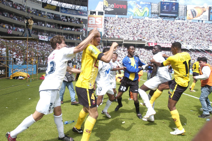 ESPINOLA GOLPEA A VANEGAS MIENTRAS SANDRO BORJA, ESPINOZA SE GOLPEAN CON LEONARDO SOLEDISPA 17 DE DICIEMBRE DEL 2006 HENRY LAPO