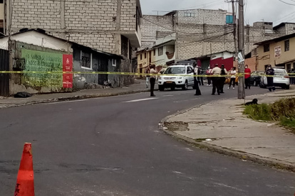 La Policía acordonó el sitio donde este martes murió un adulto mayor en el sur de Quito.