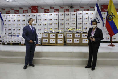 El embajador de Israel Zeev Harel y la ministra de Gobierno María Paula Romo en las instalaciones del ECU911