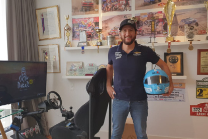Sebastián Guayasamín muestra su simulador de carreras de autos.