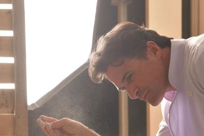 El exanimador de televisión está dedicado a posicionar sus proeductos alimenticios.