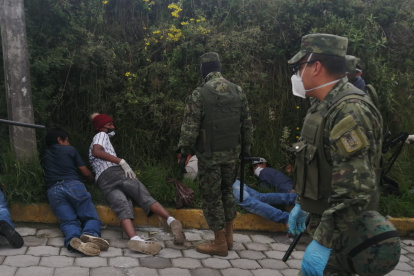 En sus operaciones de control los militares han encontrado armas blancas o libadores en las calles