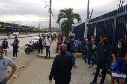 Filas para acceder a la ayuda monetaria que ofrece el Gobierno.