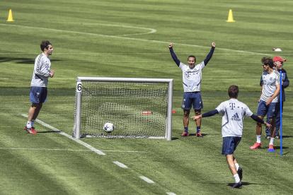 Los jugadores del Bayern de Múnich mantienen los protocolos de trabajar en pequeños grupos, a dos semanas de reinicio del torneo
