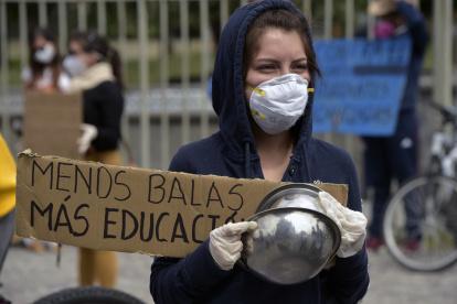 Estudiantes universitarios protestan contra un recorte presupuestario para la educación fuera de la Universidad Central de Ecuador, en Quito.