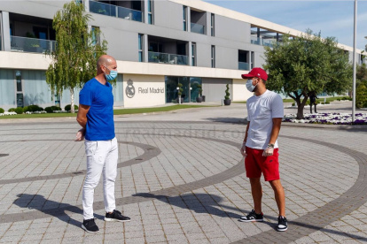 El técnico Zinedine Zidane (i) charló con varios jugadores del Real Madrid, entre estos Eden Hazard (d).