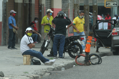 Personas en Guayaquil aún siguen saliendo a las calles, algunos en busca de un empleo.