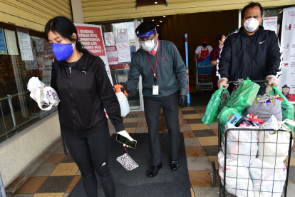 Supermercados del país han adoptado medidas de prevención para sus clientes.