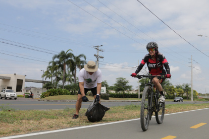 Hecho. Los residentes solicitan que la ciclovía vuelva a estar como hace meses, limpia.



MAYO  del 2018, MARIUXI CACERES, Guayaquil-Ecuador

Agencia (ag-expreso)