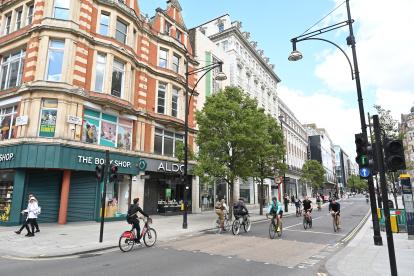Londres. Un grupo de personas circulan en bicicletas por Oxford Street, uno de los más concurridos barrios de la capital británica.