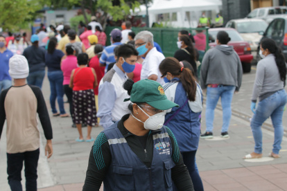 Ciudadanos en Guayaquil aún no respetan la distancia social.